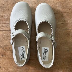 Zimmerman girls’ scallop Mary Janes Dove Grey